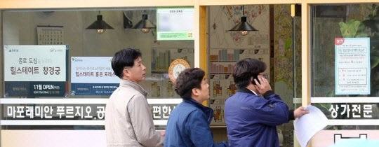 정부 합동 현장점검반이 지난달 부동산 실거래 조사를 위해 서울 마포구 아현동 인근 부동산 밀집 상가의 한 중개사무소로 들어가고 있다.<연합뉴스>